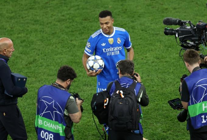 O MVP Μπαπέ πήρε το βραβείο και τη μπάλα του αγώνα… σπίτι του