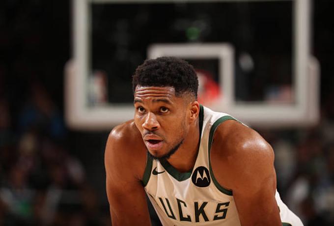 Συναγερμός στους Μπακς για Γιάννη – Αποχώρησε τραυματίας από το ματς με Καβαλίερς