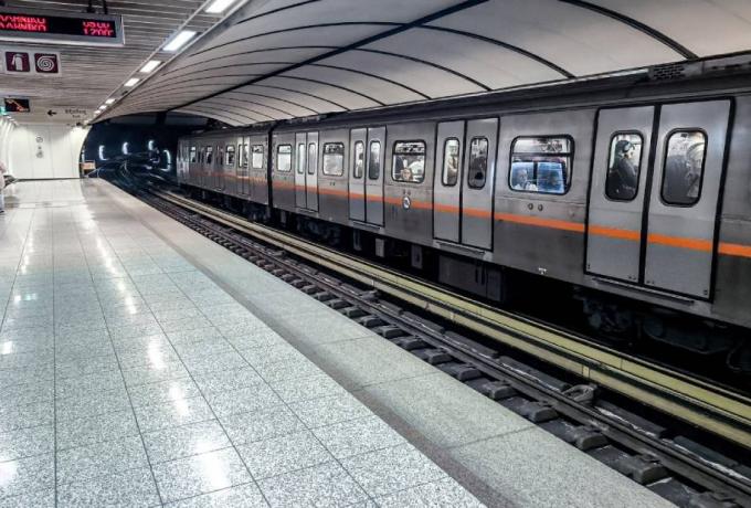 Εκκενώθηκε συρμός του μετρό στο Μοναστηράκι – Καπνοί και έντονη μυρωδιά