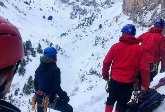 Σχεδόν αγκαλιασμένοι εντοπίστηκαν οι τέσσερις ορειβάτες που χτυπήθηκαν από χιονοστιβάδα στα Βαρδούσια