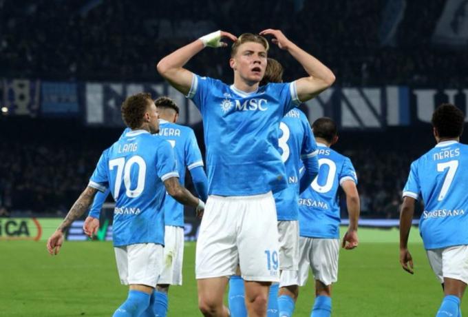 O Xόιλουντ «καθάρισε» τη Γιουβέντους κι έστειλε τη Νάπολι στην κορυφή