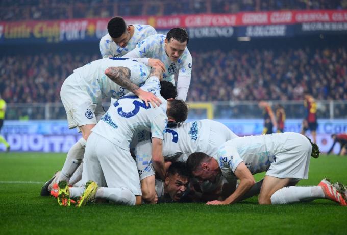 Προσπέρασμα κορυφής από την Ίντερ στη Γένοβα Προσπέρασμα κορυφής από την Ίντερ στη Γένοβα