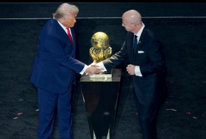 Ο Τράμπ παρέλαβε το πρώτο Βραβείο Νόμπελ Ειρήνης από τη FIFA