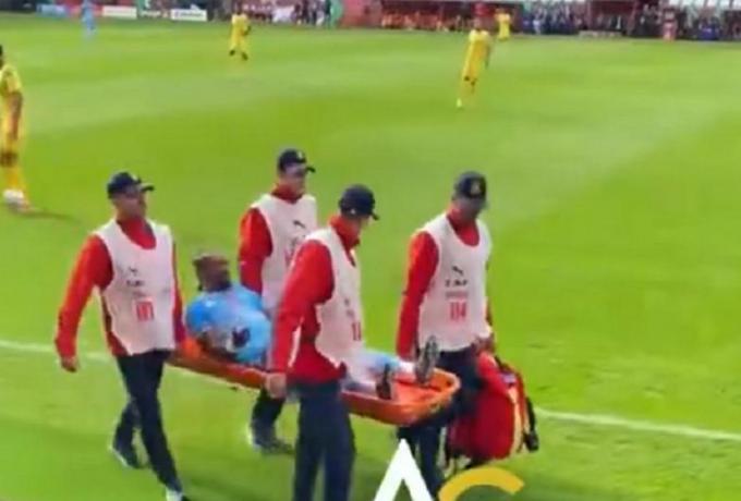 Ο διαιτητής τον απείλησε με κόκκινη: Ο Μουτουσαμί του Ατρόμητου βγήκε με φορείο για να μην αποβληθεί