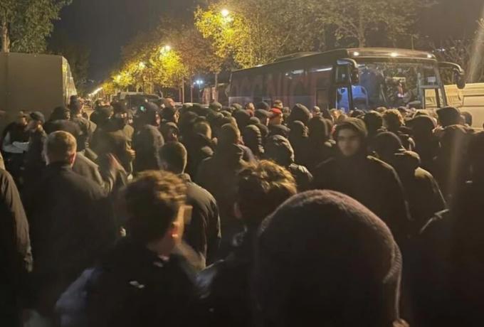 Σκηνές χάους στη Νις: Οπαδοί επιτέθηκαν στους Μπογκά και Μοφί