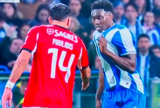 Αγνόησε τη χειραψία του Παυλίδη ο Σάμου και έδειξε το σήμα της Πόρτο (VID)