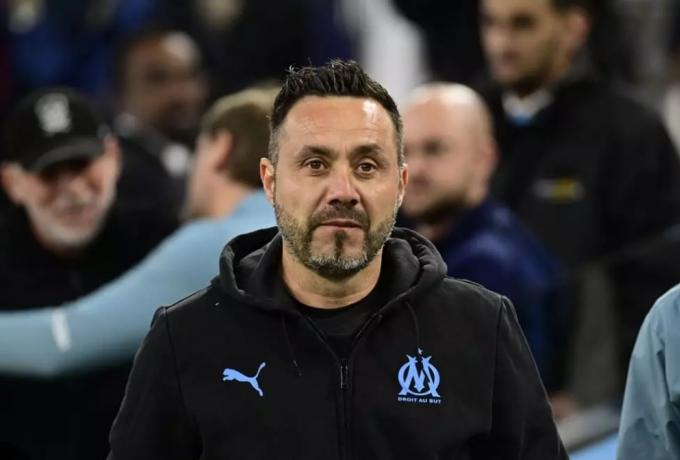 Ξέσπασμα Ντε Τσέρμπι κατά δημοσιογράφων: «Αιθάνεστε αφέντες και εγώ δεν έχω αφέντες»