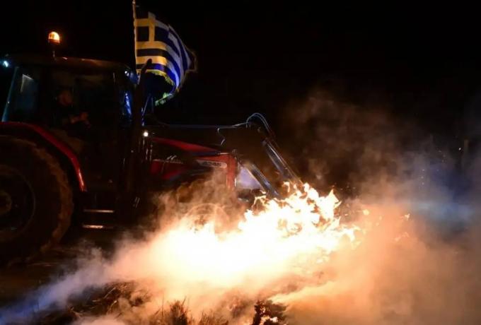 Άνοιξε η παλιά εθνική οδός Θήβας – Λιβαδειάς: Αποχωρούν τα τρακτέρ