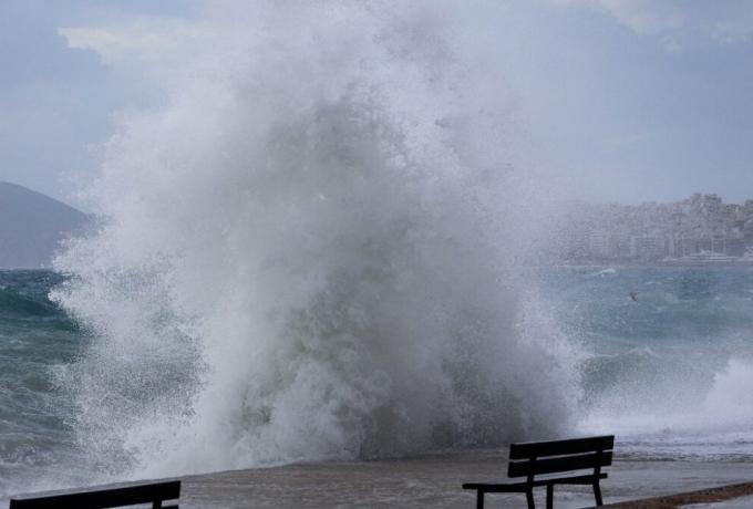 Καιρός σήμερα: Θυελλώδεις άνεμοι και τσουχτερό κρύο