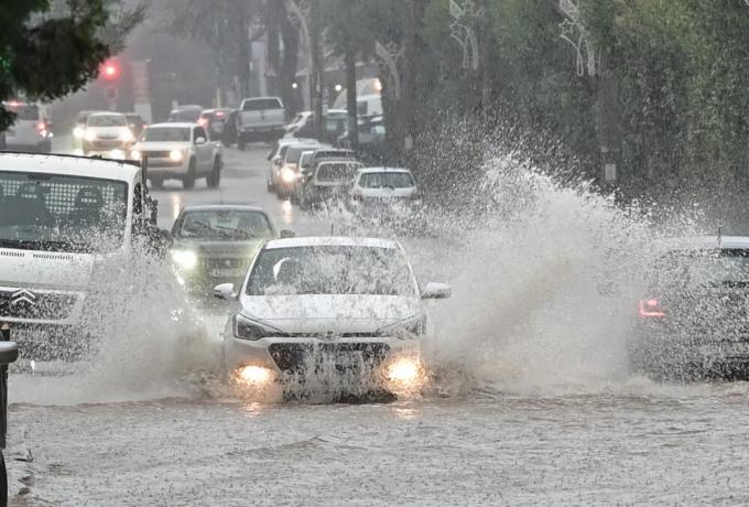 Καιρός σήμερα: Βροχές, καταιγίδες και άνεμοι έως 9 μποφόρ