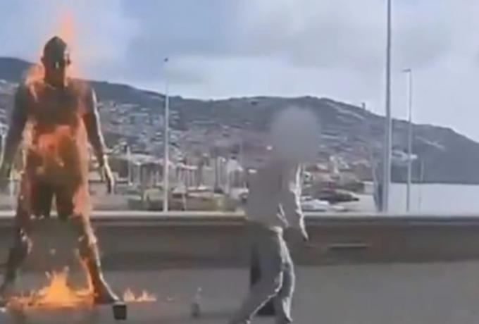 Άνδρας πυρπολεί το άγαλμα του Κριστιάνο Ρονάλντο στη Μαδέιρα! (vid)