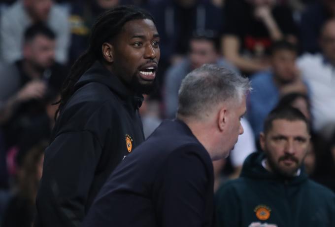 Καταγγελία της ΚΑΕ Ολυμπιακός για Λεσόρ: «Πέταξε μπανάνα προς τον κόσμο»