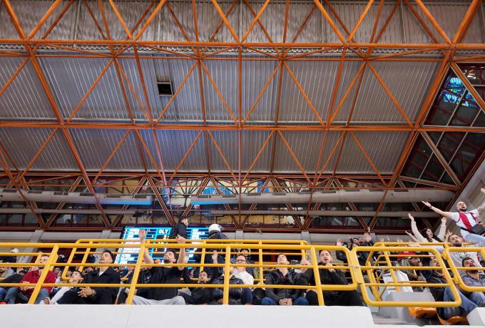 Και όμως το είδαμε και αυτό στο Ηράκλειο: Στο ίδιο πέταλο οι οπαδοί της ΑΕΚ και του Ολυμπιακού