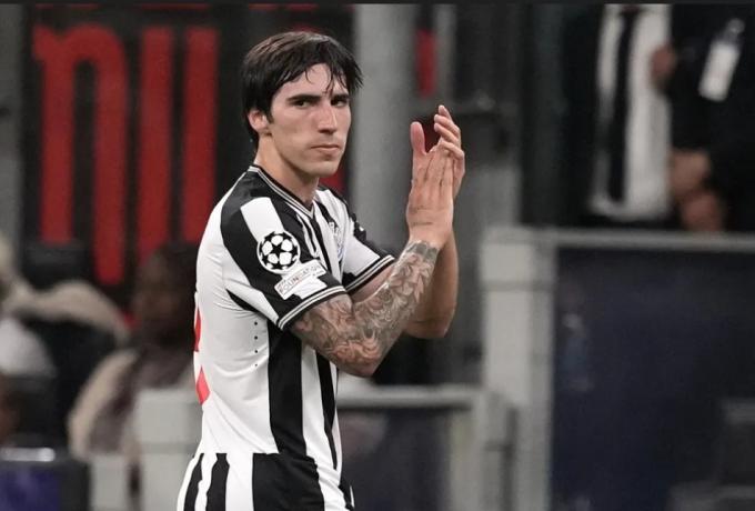 Κοιτάζει Τονάλι η Μάντσεστερ Γιουνάιτεντ