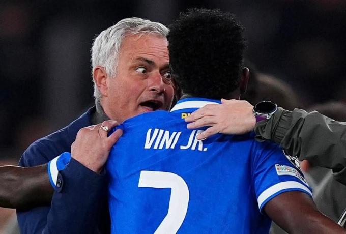 Μουρίνιο για Βινίσιους: «Όταν συμβαίνει σε τόσα πολλά γήπεδα, κάτι δεν πάει καλά»