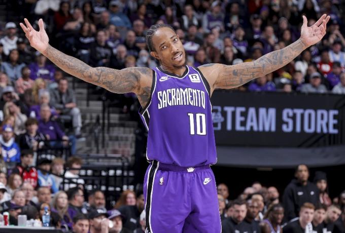 Ο ΝτεΡόζαν θέλει να αγωνιστεί στους Λέικερς ή στους Κλίπερς