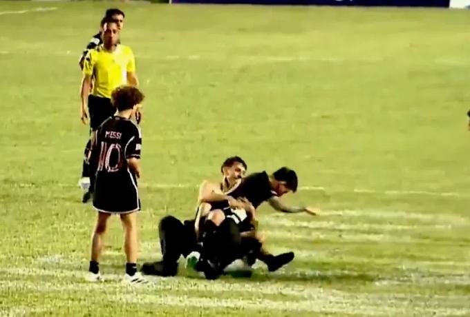 Χαμός σε φιλικό στο Πουέρτο Ρίκο με τον Μέσι – Οπαδοί εισέβαλαν στο γήπεδο και τον έριξαν κάτω