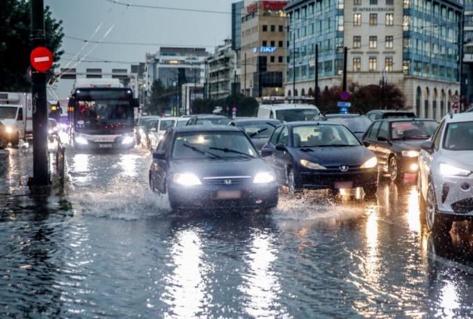 Καιρός σήμερα: Καταιγίδες τοπικά ισχυρές και θυελλώδεις άνεμοι