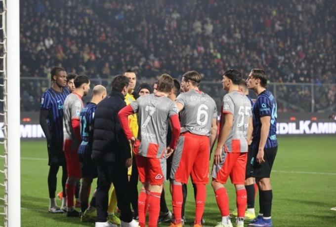 Συνελήφθη το άτομο που έριξε τη φωτοβολίδα στον Αουντέρο