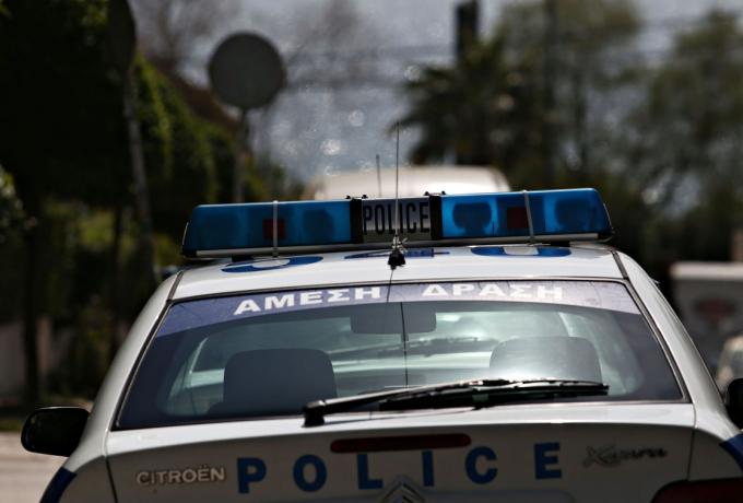 Συνελήφθησαν τρεις άνδρες στη Γλυφάδα που προέταξαν σε αστυνομικούς πιστόλι, μαχαίρι και σφυρί