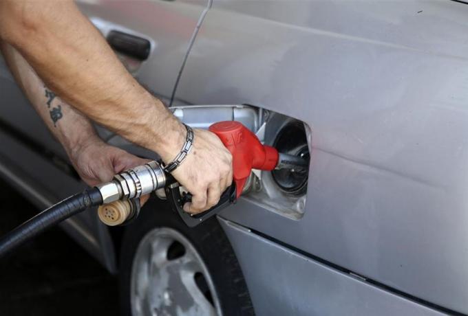 Πάνω από 2 ευρώ το λίτρο η μέση τιμή της βενζίνης στο τέλος Μαρτίου σε Αθήνα και Θεσσαλονίκη