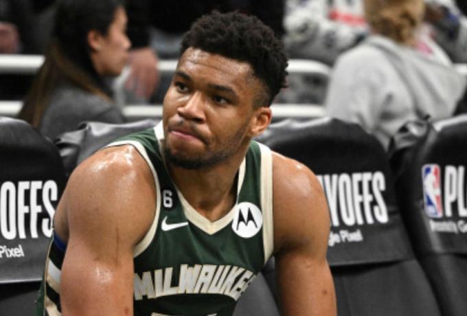 Αντετοκούνμπο: «Πρέπει να αποφασίσουμε αν θα υψώσουμε λευκή σημαία ή αν θα παλέψουμε»