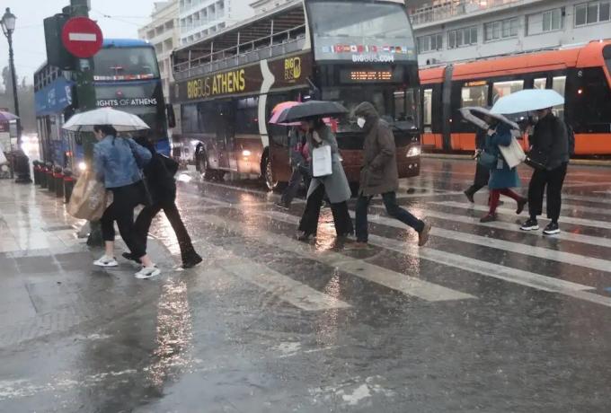 Καιρός σήμερα: Τοπικές βροχές και καταιγίδες με τη θερμοκρασία έως τους 20 βαθμούς