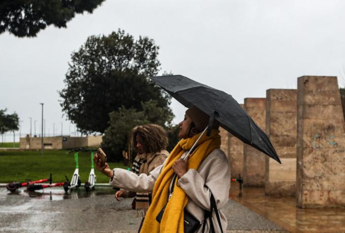 Καιρός σήμερα: Τοπικές βροχές στα νησιά και άνεμοι που αγγίζουν τα 7 μποφόρ