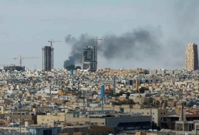 Σαουδική Αραβία: 2 νεκροί από ιρανικό βλήμα σε κατοικημένη περιοχή