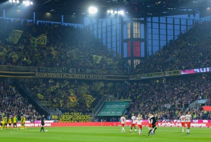 Χαμός με τον εκφωνητή του γηπέδου της Κολωνίας και τα σχόλια κατά του διαιτητή