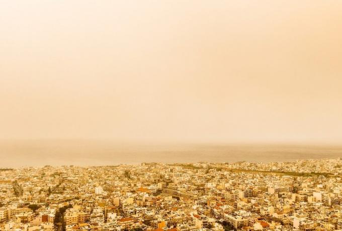 Καιρός σήμερα: Λασποβροχές, αφρικανική σκόνη και ισχυροί άνεμοι