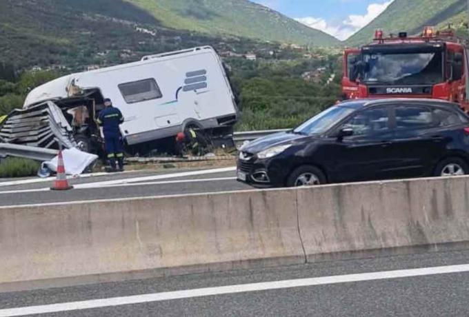 Τροχαίο με τροχόσπιτο στην Ιόνια Οδό – Επιχείρηση απεγκλωβισμού τετραμελούς οικογένειας