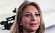 Σφυρίζει αδιάφορα η Καρυστιανού: Παραβλέπει τις αποχωρήσεις και τα ρίχνει αλλού