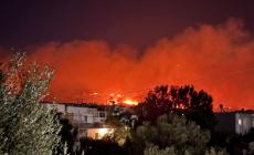 Μαίνεται η φωτιά στην Πάρο – Νέες εκκενώσεις οικισμών
