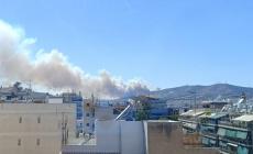 Μεγάλη φωτιά στο Ποικίλο Όρος: Πυκνοί καπνοί, μήνυμα του 112