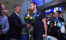Στην Αθήνα οι «χρυσοί» πολίστες της Εθνικής Ελλάδας - Αποθέωση στο αεροδρόμιο (pics&vid)