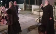 Ιερέας τραγούδησε «της Γερακίνας γιος» σε πανηγύρι και δεύτερος ιερέας έριχνε τις ζεϊμπεκιές (vid)