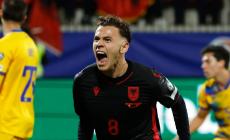Έκλεισε και ανακοινώνει τον χαφ η ΑΕΚ - Εξελίξεις με Ασλάνι και Στρακόσια