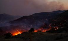 Μάχη με τις φλόγες σε όλη τη χώρα: Νεκροί πυροσβέστες, ζημιές σε σπίτια και μαζικές εκκενώσεις