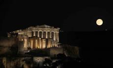 Μαγευτικές εικόνες από την Πανσέληνο του Αυγούστου - Εντυπωσίασε το φαινόμενο της μερικής έκλειψης