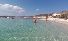 200 μέτρα, ανάμεσα σε λόφους μπεντονίτη: Η περηφάνια του ελληνικού νησιού που έχει την παραλία με τα πιο καθαρά νερά στον κόσμο