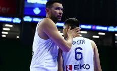 Ο Παπανικολάου τα «έσπασε» και όταν έβαλε επιτέλους τρίποντο έκανε τον... σταυρό του!