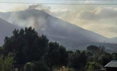 Μεγάλη φωτιά στον Κουβαρά, εκκενώνεται ο Άγιος Στυλιανός - 172 πυροσβέστες και 6 εναέρια