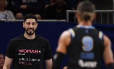 Συνεχίζει να προκαλεί αντιδράσεις ο Καντέρ: «Είμαι γυναικά, θα έπρεπε να με αφήσουν να αγωνιστώ στο WNBA» (vid)