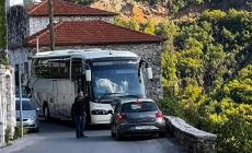 Δεν χωρούσαν αυτοκίνητο και λεωφορείο – Η όπισθεν που έγινε viral στην Ελλάδα (vid)