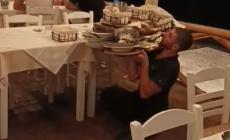 Σερβιτόρος σε ταβέρνα σηκώνει «βουνό» από πιάτα και γίνεται viral (vid)