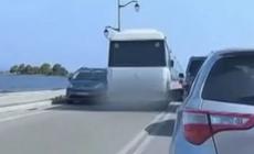 Νέο βίντεο-σοκ από ελληνικό δρόμο: Οδηγός λεωφορείου έκανε παράνομη προσπέραση σε γέφυρα στη Λευκάδα