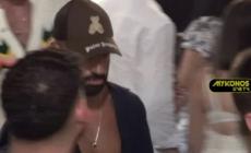 Ανοικτό πουκάμισο και καπέλο: Ο Σαλάχ προσπάθησε να περάσει απαρατήτος στη Μύκονο αλλά... δεν (vid)