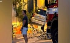Αναστάτωση στη Νέα Ερυθραία: ΙΧ έπεσε σε τραπεζοκαθίσματα (vid)