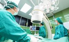 Ιατρικό ορόσημο: Ο πρώτος ασθενής στον κόσμο που υποβλήθηκε σε εγχείρηση εγκεφάλου με τη βοήθεια AI εργαλείου